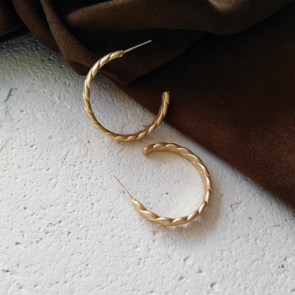 💙Golden Braided Twisted Hoop Earrings - Picture 2 of 8